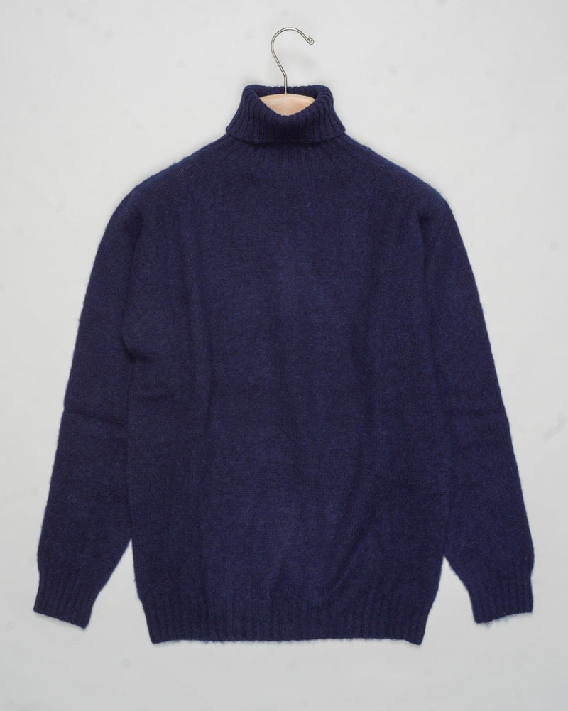 Composition: 100% Pure new wool
Made in Scotland
Article: 3834/5 Shaggy
Color: Navy Harley of Scotland Shaggy Roll Neck / Navy