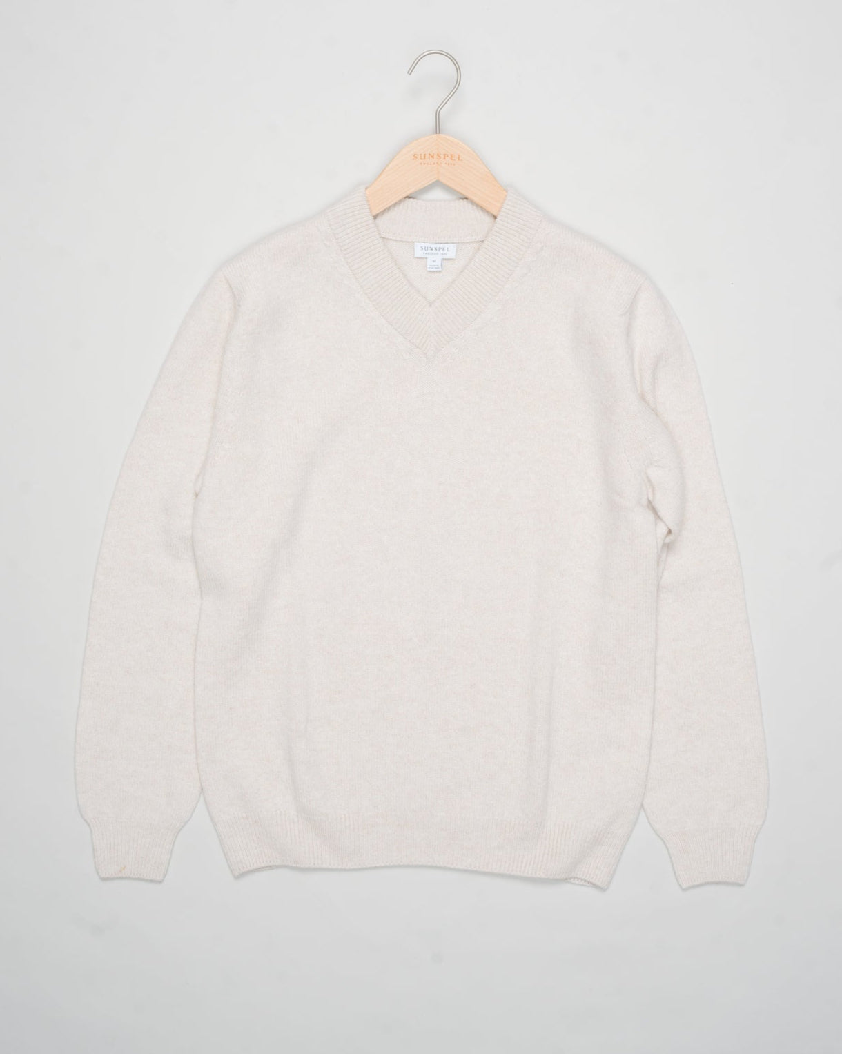 Product code: MJUM8294-WHIC

Made in Scotland
100% Super Geelong Lambswool
Cool hand wash
Do not tumble dry
Dry cleanable Sunspel Lambswool V-Neck Jumper / Oatmeal Melange