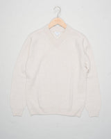 Product code: MJUM8294-WHIC

Made in Scotland
100% Super Geelong Lambswool
Cool hand wash
Do not tumble dry
Dry cleanable Sunspel Lambswool V-Neck Jumper / Oatmeal Melange
