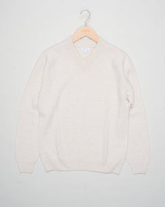 Product code: MJUM8294-WHIC

Made in Scotland
100% Super Geelong Lambswool
Cool hand wash
Do not tumble dry
Dry cleanable Sunspel Lambswool V-Neck Jumper / Oatmeal Melange