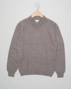  Product code: MJUM8294-BRGC

Made in Scotland
100% Super Geelong Lambswool
Cool hand wash
Do not tumble dry
Dry cleanable Sunspel Lambswool V-Neck Jumper / 