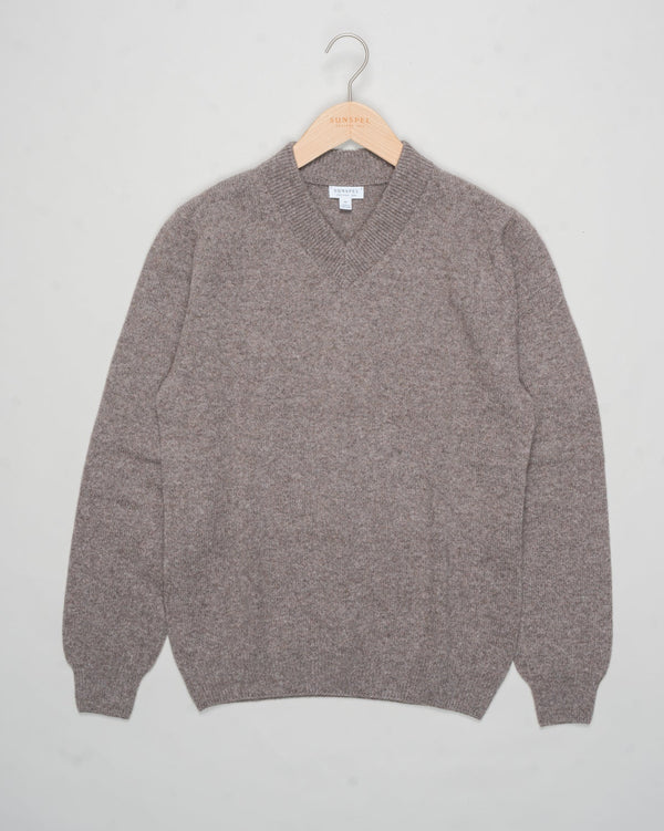 Product code: MJUM8294-BRGC

Made in Scotland
100% Super Geelong Lambswool
Cool hand wash
Do not tumble dry
Dry cleanable Sunspel Lambswool V-Neck Jumper / 