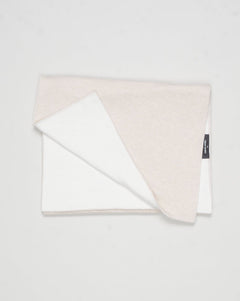 Measurements: L: 194cm W: 40cm
Article: 57123 / 15564
Color: 113 / Light Beige &amp; Off White
Composition: 100% Cashmere
Made in Italy Gran Sasso Double Face Cashmere Scarf / Light Beige &amp; Off White