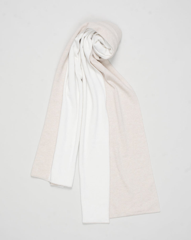 Measurements: L: 194cm W: 40cm
Article: 57123 / 15564
Color: 113 / Light Beige &amp; Off White
Composition: 100% Cashmere
Made in Italy Gran Sasso Double Face Cashmere Scarf / Light Beige &amp; Off White