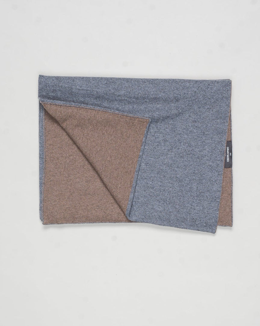 Measurements: L: 194cm W: 40cm
Article: 57123 / 15564
Color: 072 / Grey & Brown
Composition: 100% Cashmere
Made in Italy Gran Sasso Double Face Cashmere Scarf / Grey & Brown