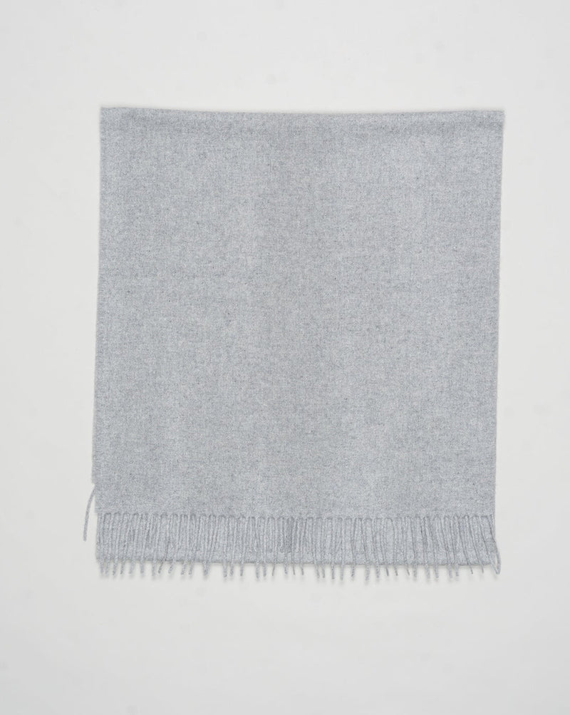 Size: 210cm x 48cm
Article: 93100 / 91000
Color: 050 / Light Grey
Composition 100% Cashmere
Made in Italy Gran Sasso Cashmere Scarf / Light Grey