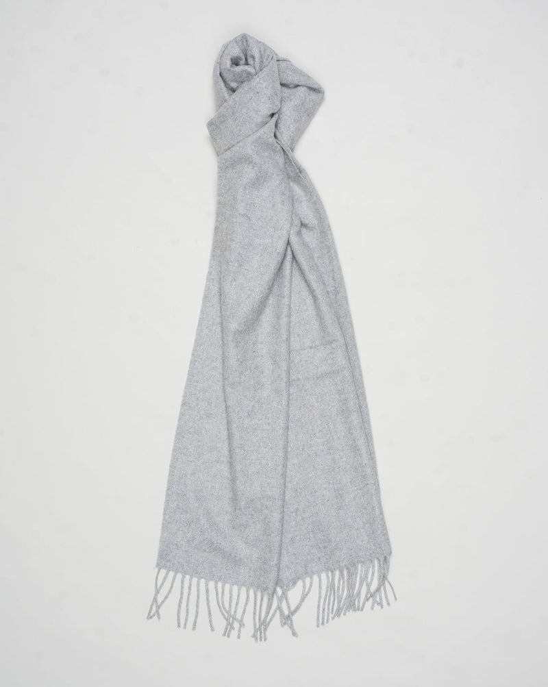 Size: 210cm x 48cm
Article: 93100 / 91000
Color: 050 / Light Grey
Composition 100% Cashmere
Made in Italy Gran Sasso Cashmere Scarf / Light Grey