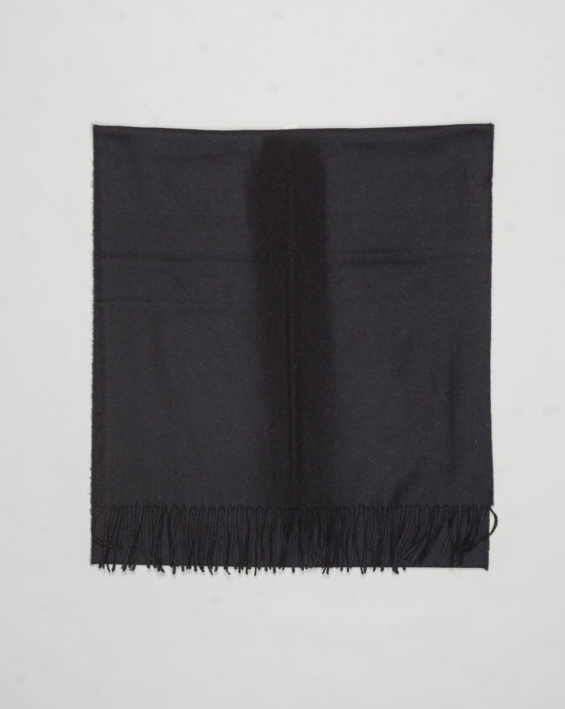 Size: 210cm x 48cm
Article: 93100 / 91000
Color: 598 / Navy&nbsp;
Composition 100% Cashmere
Made in Italy Gran Sasso Cashmere Scarf / Navy