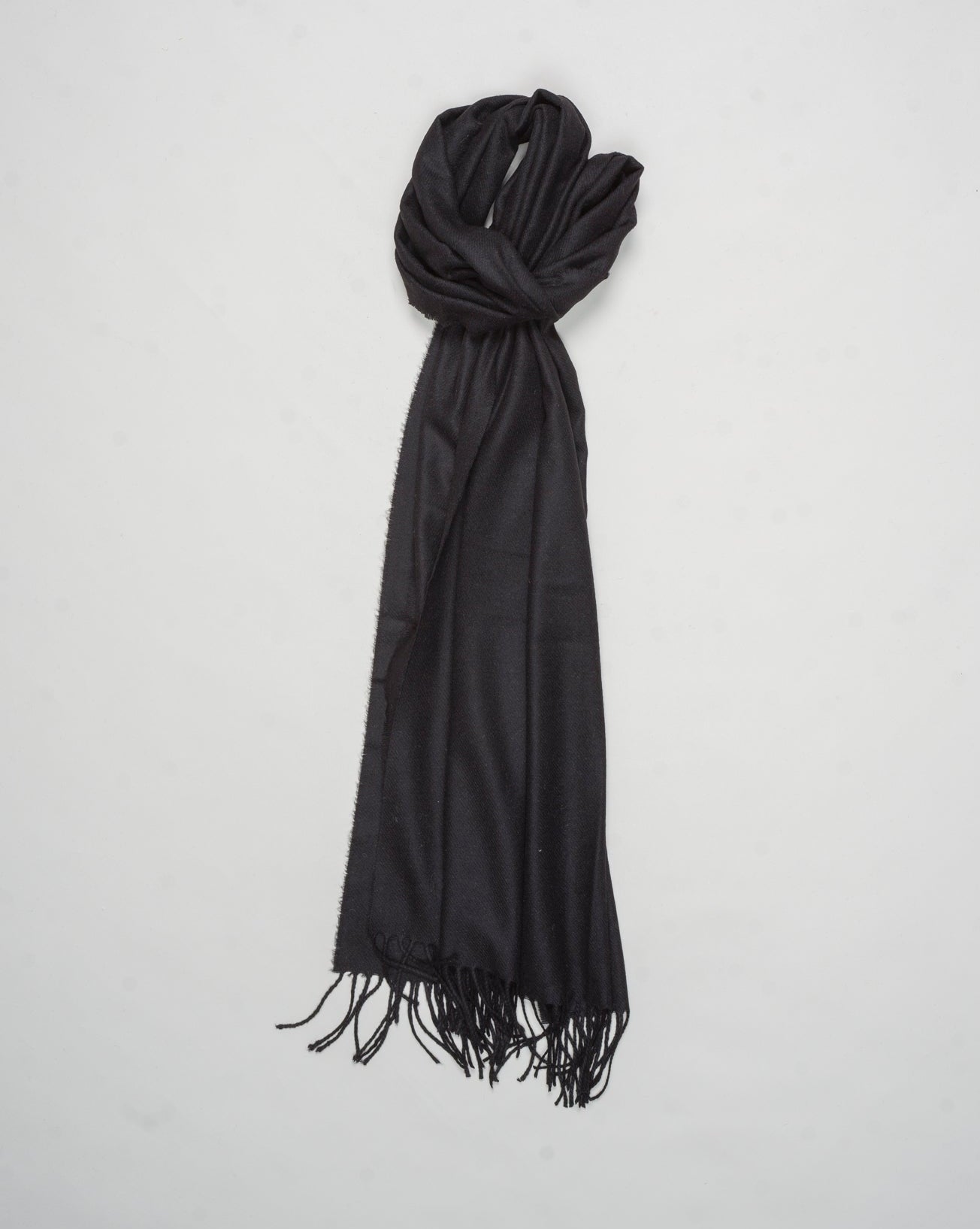 Size: 210cm x 48cm
Article: 93100 / 91000
Color: 598 / Navy&nbsp;
Composition 100% Cashmere
Made in Italy Gran Sasso Cashmere Scarf / Navy