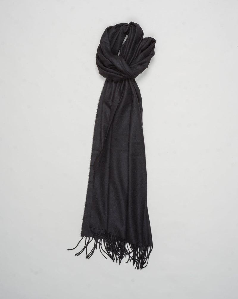 Size: 210cm x 48cm
Article: 93100 / 91000
Color: 598 / Navy&nbsp;
Composition 100% Cashmere
Made in Italy Gran Sasso Cashmere Scarf / Navy