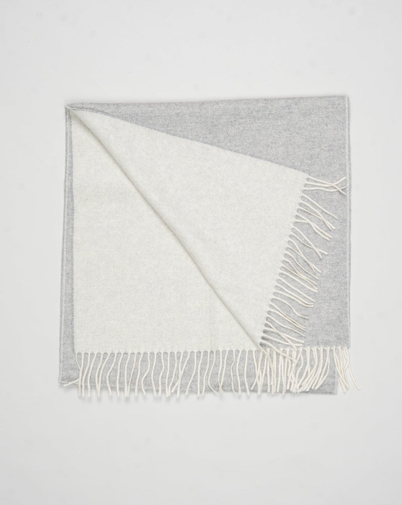 Size: 200cm x 52cm
Double Face
Article: 93101 / 91102
Color: 050 / Light Grey
Composition 80% Wool 20% Cashmere
Made in Italy Gran Sasso Wool &amp; Cashmere Scarf / Light Grey