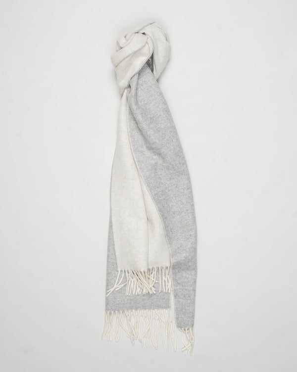 Size: 200cm x 52cm
Double Face
Article: 93101 / 91102
Color: 050 / Light Grey
Composition 80% Wool 20% Cashmere
Made in Italy Gran Sasso Wool &amp; Cashmere Scarf / Light Grey