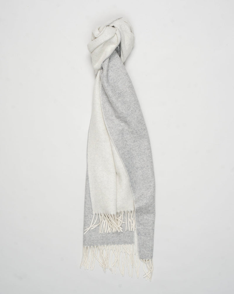 Size: 200cm x 52cm
Double Face
Article: 93101 / 91102
Color: 050 / Light Grey
Composition 80% Wool 20% Cashmere
Made in Italy Gran Sasso Wool &amp; Cashmere Scarf / Light Grey