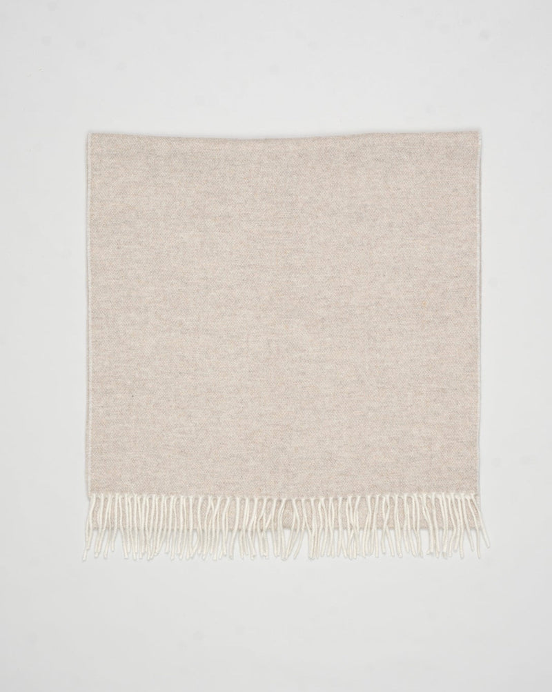 Size: 200cm x 52cm
Double Face
Article: 93101 / 91102
Color: 010 / Light Beige&nbsp;
Composition 80% Wool 20% Cashmere
Made in Italy Gran Sasso Wool &amp; Cashmere Scarf / Light Beige