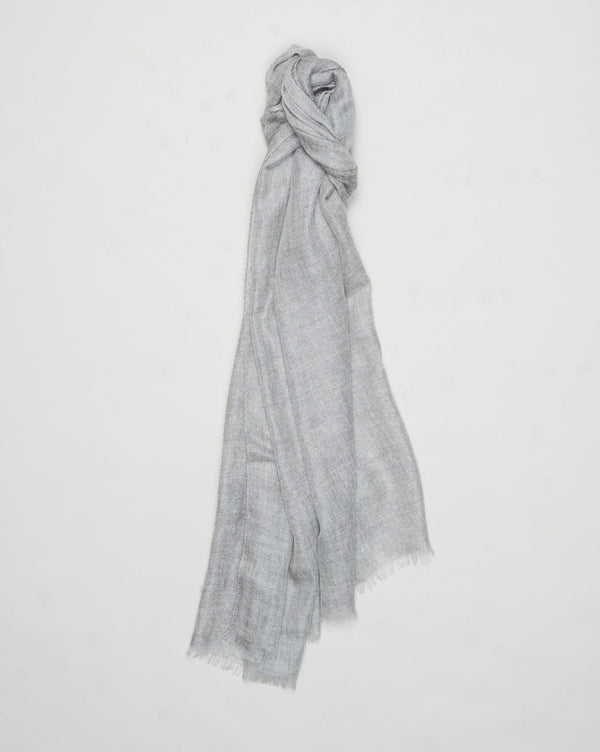 Article: 93102 / 91200
Color: 050 / Light Grey
Composition: 100% Cashmere
18 Gauge
Made in Italy &nbsp;Gran Sasso Ultralight Cashmere Scarf / Light Grey