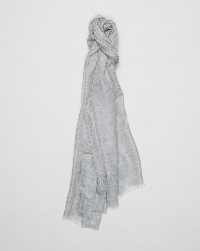 Article: 93102 / 91200
Color: 050 / Light Grey
Composition: 100% Cashmere
18 Gauge
Made in Italy &nbsp;Gran Sasso Ultralight Cashmere Scarf / Light Grey