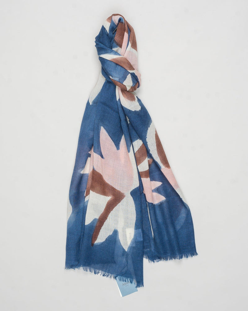 Article: 2560453
Color: 04 / Blu Chiaro
Composition: 100% Wool
Measurements: 70cmx200cm Altea Fiore Wool Scarf / Blu Chiaro