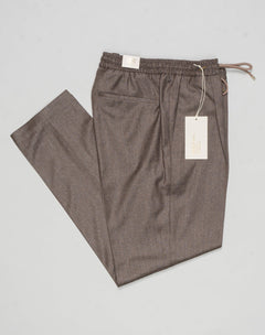 Article: 400123
Model: Wimbledons
Color: Brown / 36
Composition: 90% Virgin Wool 10% Cashmere
Lining: 100% Cotton
One Pleat
Slanted side pockets
Drawstring waist
Made in Naples, Italy Briglia Drawstring Flannel Trousers / Brown