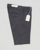 Article: 400009
Model: BG03
Color: Dark Grey / 90
Composition: 97% Cotton 3% Elastan
Lining: 100% Cotton
Flat front
Belt loops
Slanted side pockets
Made in Naples, Italy Briglia Garment Dyed Cotton Chinos / Dark Grey