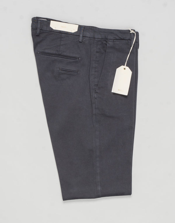 Article: 400009
Model: BG03
Color: Dark Grey / 90
Composition: 97% Cotton 3% Elastan
Lining: 100% Cotton
Flat front
Belt loops
Slanted side pockets
Made in Naples, Italy Briglia Garment Dyed Cotton Chinos / Dark Grey