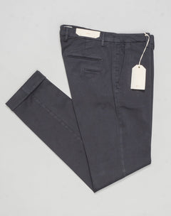 Article: 400009
Model: BG03
Color: Dark Grey / 90
Composition: 97% Cotton 3% Elastan
Lining: 100% Cotton
Flat front
Belt loops
Slanted side pockets
Made in Naples, Italy Briglia Garment Dyed Cotton Chinos / Dark Grey