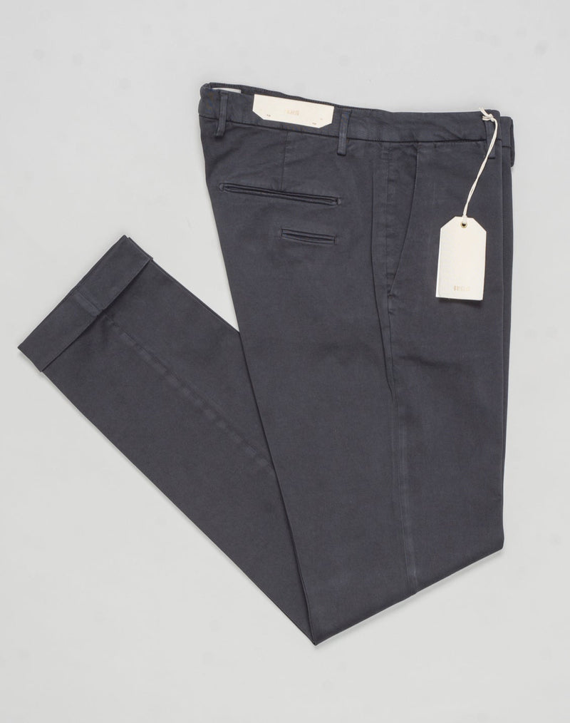 Article: 400009
Model: BG03
Color: Dark Grey / 90
Composition: 97% Cotton 3% Elastan
Lining: 100% Cotton
Flat front
Belt loops
Slanted side pockets
Made in Naples, Italy Briglia Garment Dyed Cotton Chinos / Dark Grey
