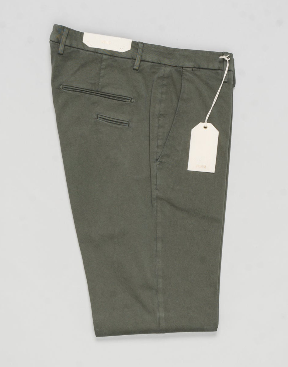 Article: 400009
Model: BG03
Color: Dark Green / 72
Composition: 97% Cotton 3% Elastan
Lining: 100% Cotton
Flat front
Belt loops
Slanted side pockets
Made in Naples, Italy Briglia Garment Dyed Cotton Chinos / Dark Green