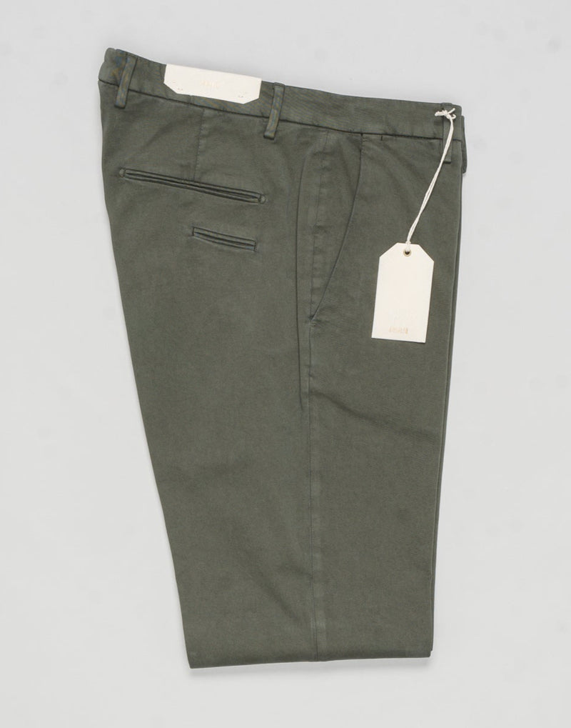 Article: 400009
Model: BG03
Color: Dark Green / 72
Composition: 97% Cotton 3% Elastan
Lining: 100% Cotton
Flat front
Belt loops
Slanted side pockets
Made in Naples, Italy Briglia Garment Dyed Cotton Chinos / Dark Green