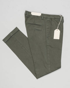 Article: 400009
Model: BG03
Color: Dark Green / 72
Composition: 97% Cotton 3% Elastan
Lining: 100% Cotton
Flat front
Belt loops
Slanted side pockets
Made in Naples, Italy Briglia Garment Dyed Cotton Chinos / Dark Green
