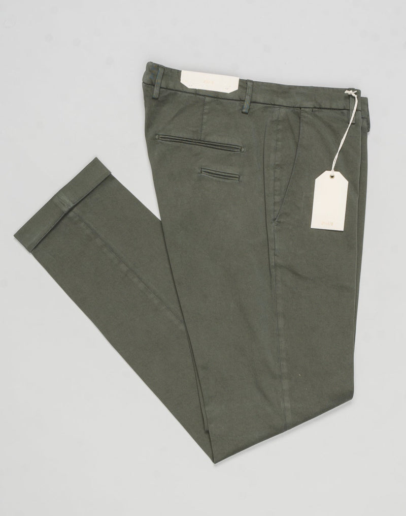 Article: 400009
Model: BG03
Color: Dark Green / 72
Composition: 97% Cotton 3% Elastan
Lining: 100% Cotton
Flat front
Belt loops
Slanted side pockets
Made in Naples, Italy Briglia Garment Dyed Cotton Chinos / Dark Green