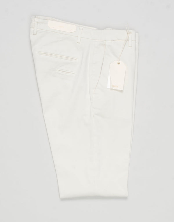 Article: 400009
Model: BG03
Color: Panna / 103
Composition: 97% Cotton 3% Elastan
Lining: 100% Cotton
Flat front
Belt loops
Slanted side pockets
Made in Naples, Italy Briglia Garment Dyed Cotton Chinos / Panna