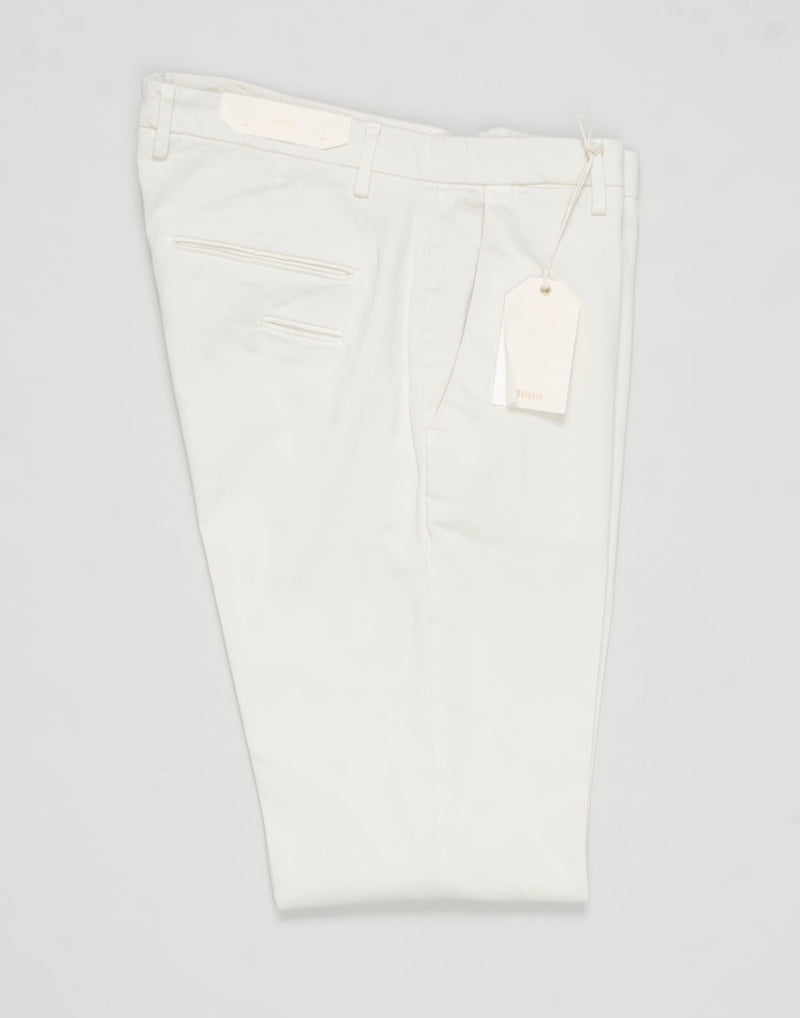 Article: 400009
Model: BG03
Color: Panna / 103
Composition: 97% Cotton 3% Elastan
Lining: 100% Cotton
Flat front
Belt loops
Slanted side pockets
Made in Naples, Italy Briglia Garment Dyed Cotton Chinos / Panna