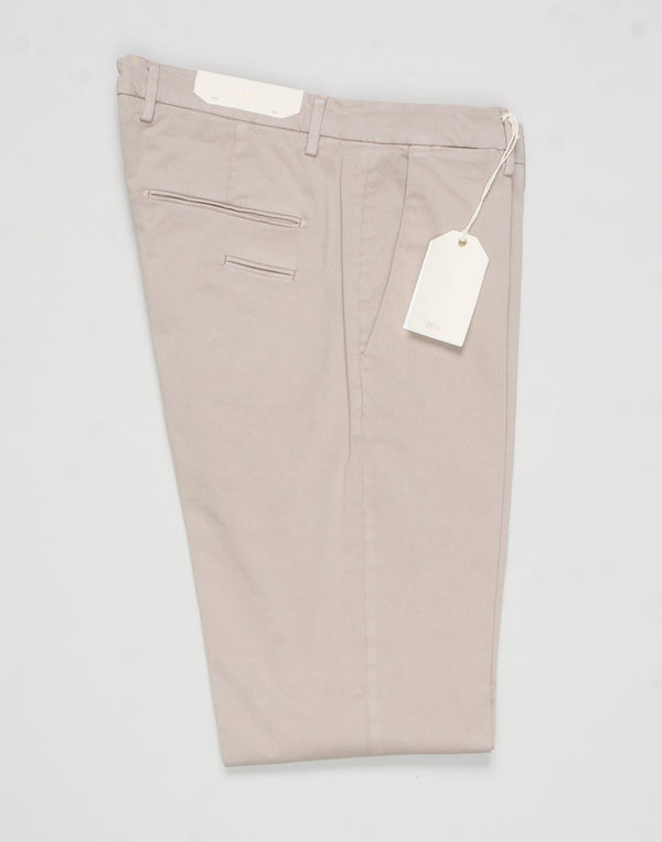 Article: 400009
Model: BG03
Color: Khaki / 43
Composition: 97% Cotton 3% Elastan
Lining: 100% Cotton
Flat front
Belt loops
Slanted side pockets
Made in Naples, Italy Briglia Garment Dyed Cotton Chinos / Khaki