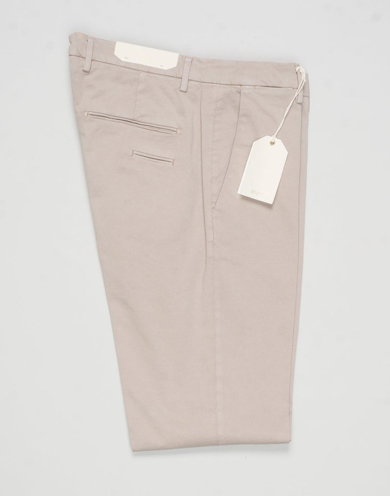 Article: 400009
Model: BG03
Color: Khaki / 43
Composition: 97% Cotton 3% Elastan
Lining: 100% Cotton
Flat front
Belt loops
Slanted side pockets
Made in Naples, Italy Briglia Garment Dyed Cotton Chinos / Khaki