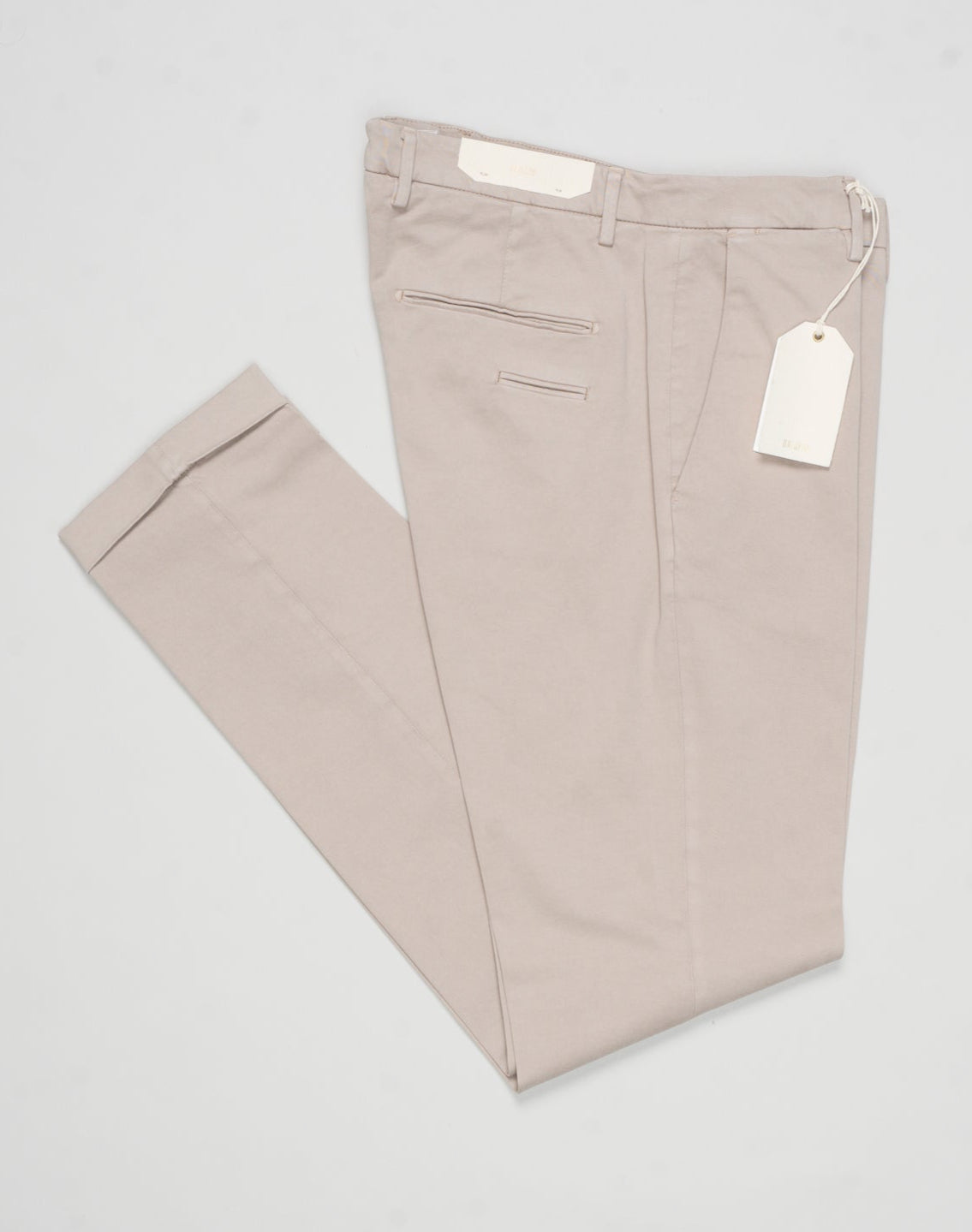 Article: 400009
Model: BG03
Color: Khaki / 43
Composition: 97% Cotton 3% Elastan
Lining: 100% Cotton
Flat front
Belt loops
Slanted side pockets
Made in Naples, Italy Briglia Garment Dyed Cotton Chinos / Khaki