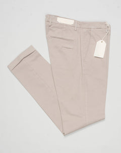 Article: 400009
Model: BG03
Color: Khaki / 43
Composition: 97% Cotton 3% Elastan
Lining: 100% Cotton
Flat front
Belt loops
Slanted side pockets
Made in Naples, Italy Briglia Garment Dyed Cotton Chinos / Khaki