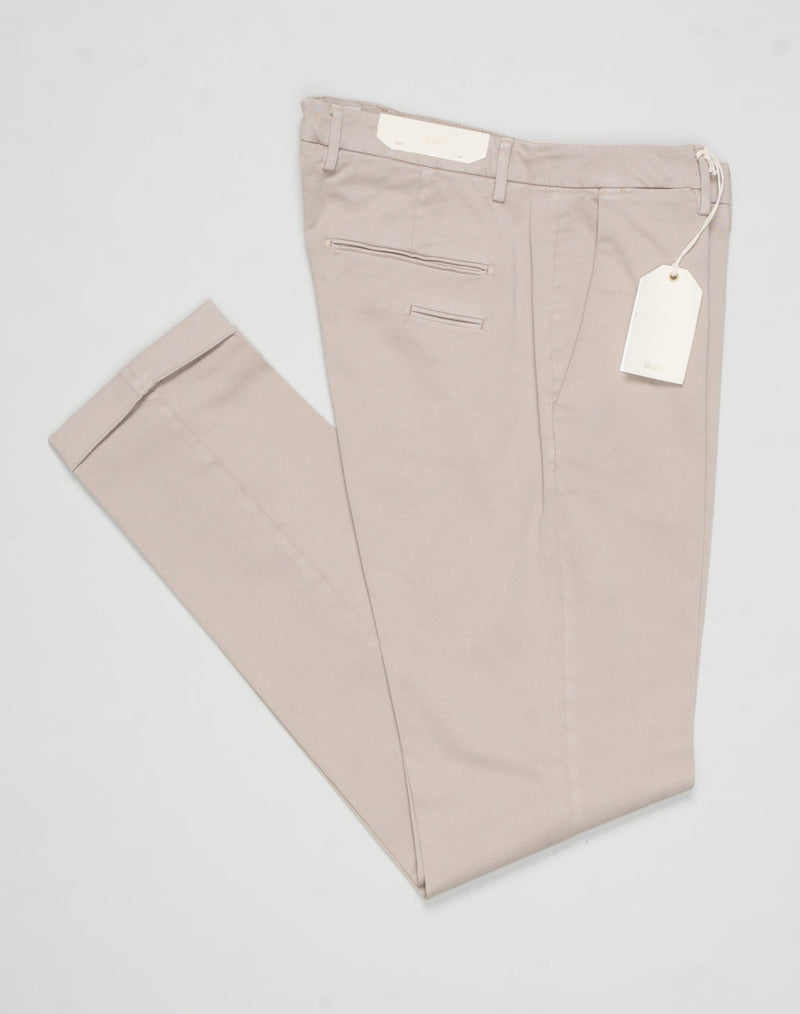 Article: 400009
Model: BG03
Color: Khaki / 43
Composition: 97% Cotton 3% Elastan
Lining: 100% Cotton
Flat front
Belt loops
Slanted side pockets
Made in Naples, Italy Briglia Garment Dyed Cotton Chinos / Khaki