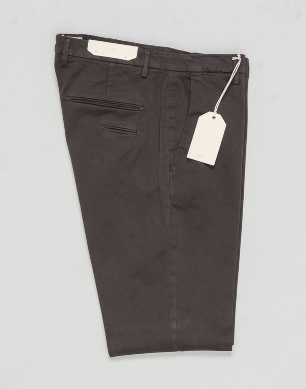 Article: 400009
Model: BG03
Color: Dark Brown / 56
Composition: 97% Cotton 3% Elastan
Lining: 100% Cotton
Flat front
Belt loops
Slanted side pockets
Made in Naples, Italy Briglia Garment Dyed Cotton Chinos / Dark Brown
