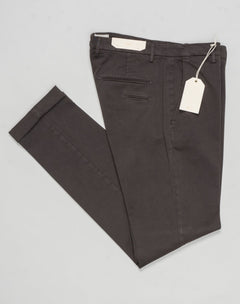 Article: 400009
Model: BG03
Color: Dark Brown / 56
Composition: 97% Cotton 3% Elastan
Lining: 100% Cotton
Flat front
Belt loops
Slanted side pockets
Made in Naples, Italy Briglia Garment Dyed Cotton Chinos / Dark Brown