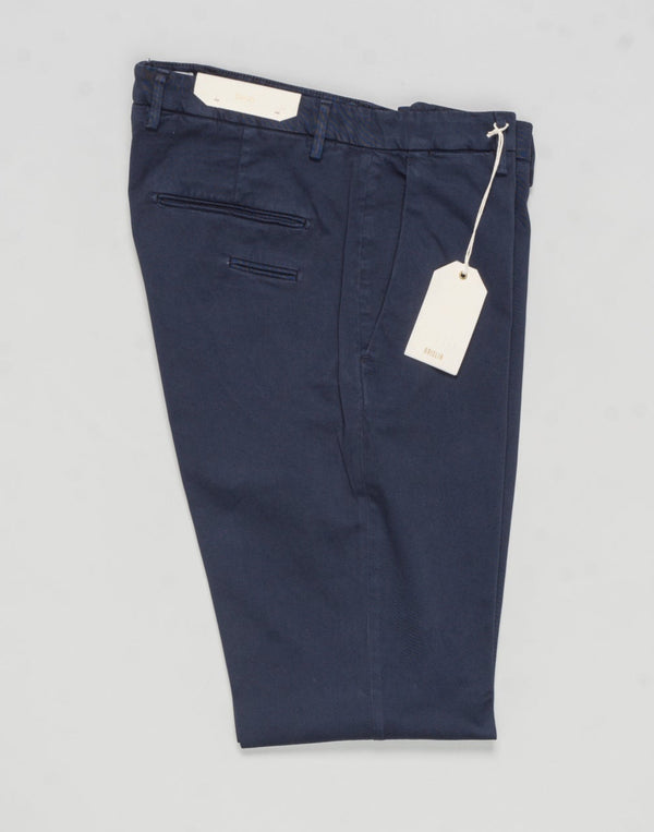 Article: 400009
Model: BG03
Color: Navy / 11
Composition: 97% Cotton 3% Elastan
Lining: 100% Cotton
Flat front
Belt loops
Slanted side pockets
Made in Naples, Italy Briglia Garment Dyed Cotton Chinos / Navy