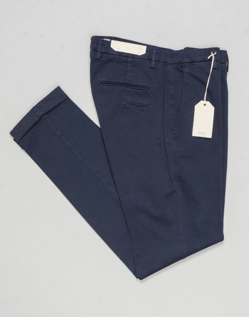 Article: 400009
Model: BG03
Color: Navy / 11
Composition: 97% Cotton 3% Elastan
Lining: 100% Cotton
Flat front
Belt loops
Slanted side pockets
Made in Naples, Italy Briglia Garment Dyed Cotton Chinos / Navy