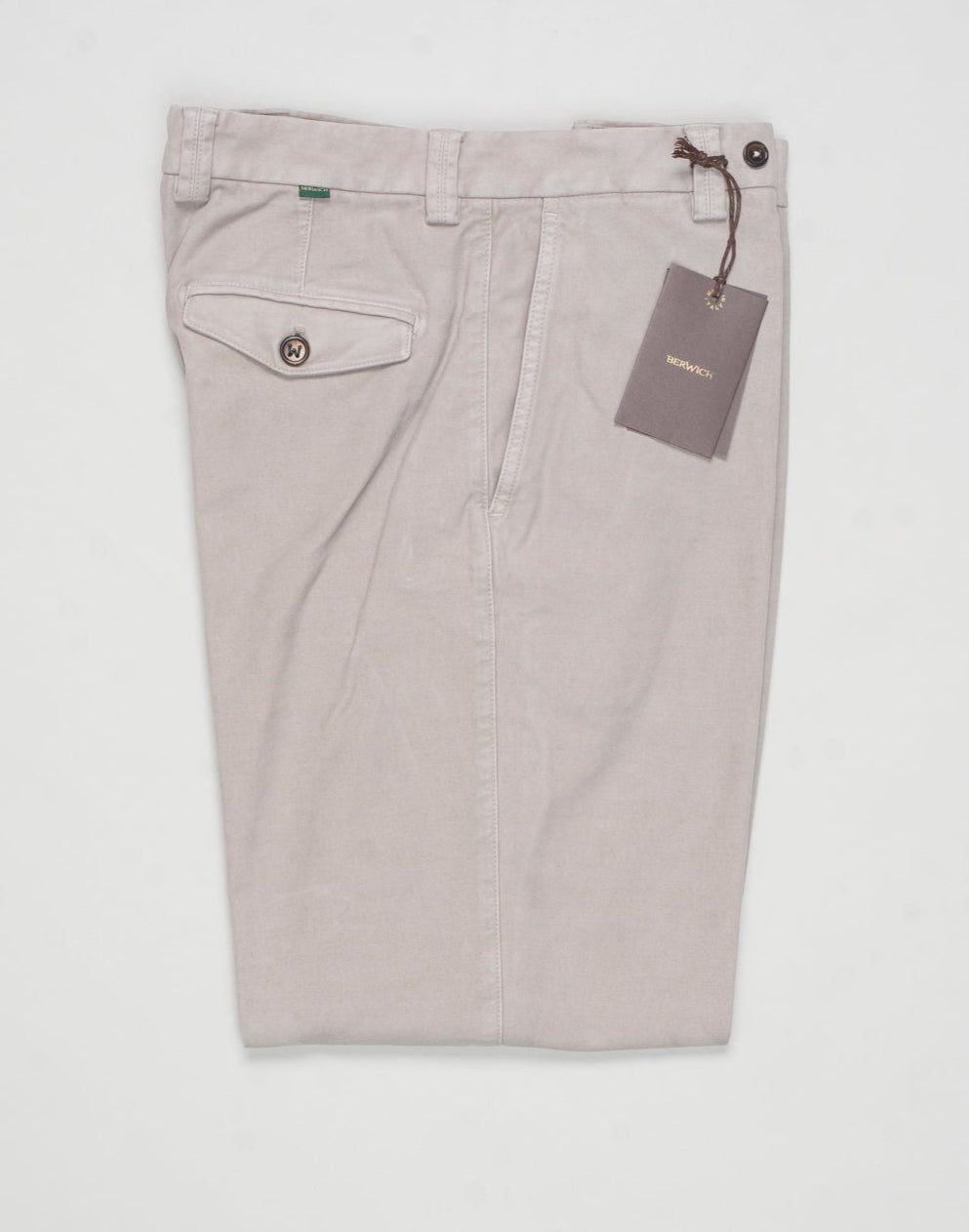 Model: Chiaiaff long-GD
Flat front
Front pockets: slanted
Back pocket left: welted&nbsp; &nbsp;right: with flap
Hemming: plain (chinos)
Article: dv2000x
Color: 724 / Light Taupe&nbsp;
Composition: 97% Cotton 3% Elastan&nbsp;
Made in Martina Franca, Italy Berwich Garment Dyed Chiaia Cotton Chinos / Light Taupe