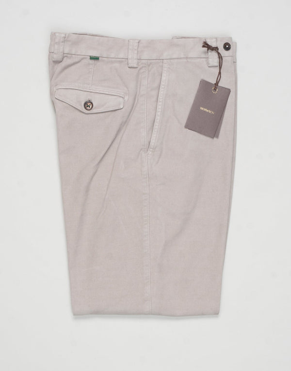 Model: Chiaiaff long-GD
Flat front
Front pockets: slanted
Back pocket left: welted&nbsp; &nbsp;right: with flap
Hemming: plain (chinos)
Article: dv2000x
Color: 724 / Light Taupe&nbsp;
Composition: 97% Cotton 3% Elastan&nbsp;
Made in Martina Franca, Italy Berwich Garment Dyed Chiaia Cotton Chinos / Light Taupe