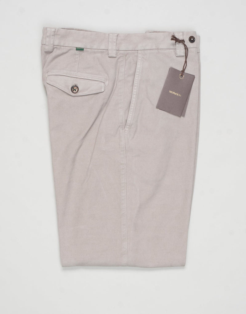 Model: Chiaiaff long-GD
Flat front
Front pockets: slanted
Back pocket left: welted&nbsp; &nbsp;right: with flap
Hemming: plain (chinos)
Article: dv2000x
Color: 724 / Light Taupe&nbsp;
Composition: 97% Cotton 3% Elastan&nbsp;
Made in Martina Franca, Italy Berwich Garment Dyed Chiaia Cotton Chinos / Light Taupe
