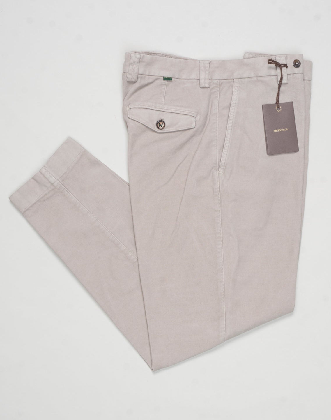Model: Chiaiaff long-GD
Flat front
Front pockets: slanted
Back pocket left: welted&nbsp; &nbsp;right: with flap
Hemming: plain (chinos)
Article: dv2000x
Color: 724 / Light Taupe&nbsp;
Composition: 97% Cotton 3% Elastan&nbsp;
Made in Martina Franca, Italy Berwich Garment Dyed Chiaia Cotton Chinos / Light Taupe
