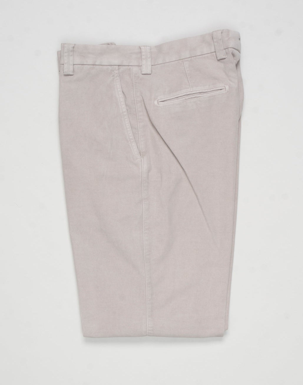 Model: Chiaiaff long-GD
Flat front
Front pockets: slanted
Back pocket left: welted&nbsp; &nbsp;right: with flap
Hemming: plain (chinos)
Article: dv2000x
Color: 724 / Light Taupe&nbsp;
Composition: 97% Cotton 3% Elastan&nbsp;
Made in Martina Franca, Italy Berwich Garment Dyed Chiaia Cotton Chinos / Light Taupe