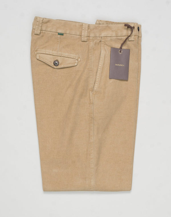 Model: Chiaiaff long-GD
Flat front
Front pockets: slanted
Back pocket left: welted&nbsp; &nbsp;right: with flap
Hemming: plain (chinos)
Article: dv2000x
Color: 3830 / Beige&nbsp;
Composition: 97% Cotton 3% Elastan&nbsp;
Made in Martina Franca, Italy Berwich Garment Dyed Chiaia Cotton Chinos / Beige
