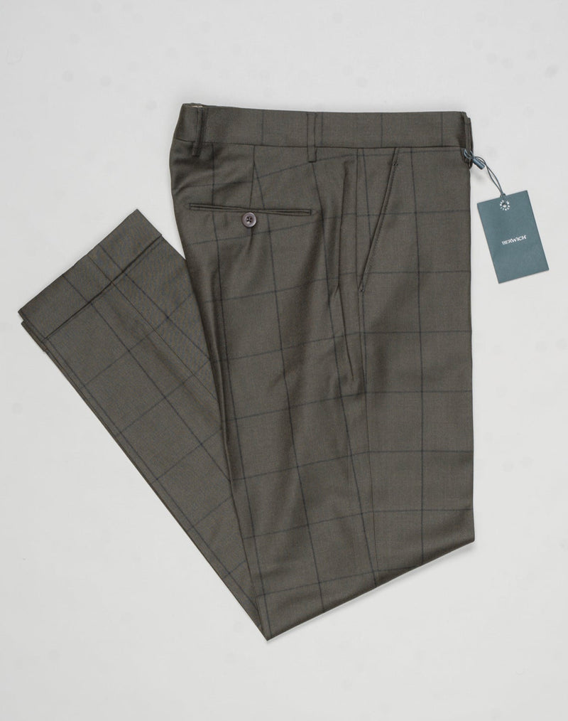 Model: Sauma20
Flat front
Front pockets: slanted
Back pockets: with button
Belt loops
3,5cm turn ups
Article: an1248
Color: Dark Green
Composition: 100% virgin wool natural stretch
Made in Martina Franca, Italy Berwich Windowpane Wool Trousers / Dark Green