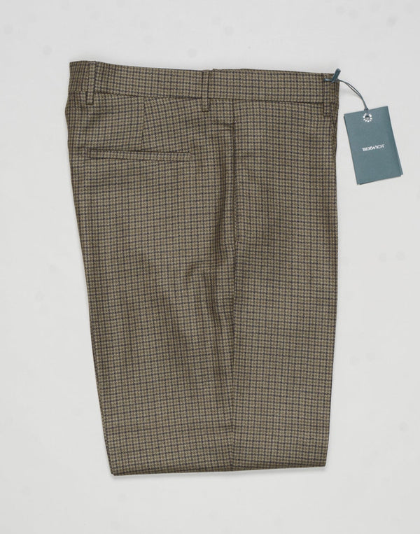 Model: Chiaia long
Single pleat
Front pockets: seam
Back pockets: welted
Hemming: 5cm turn ups
Article: ca2034
Color: Army
Composition: 100% Virgin wool natural stretch
Made in Martina Franca, Italy Berwich Puppytooth Trousers / Army
