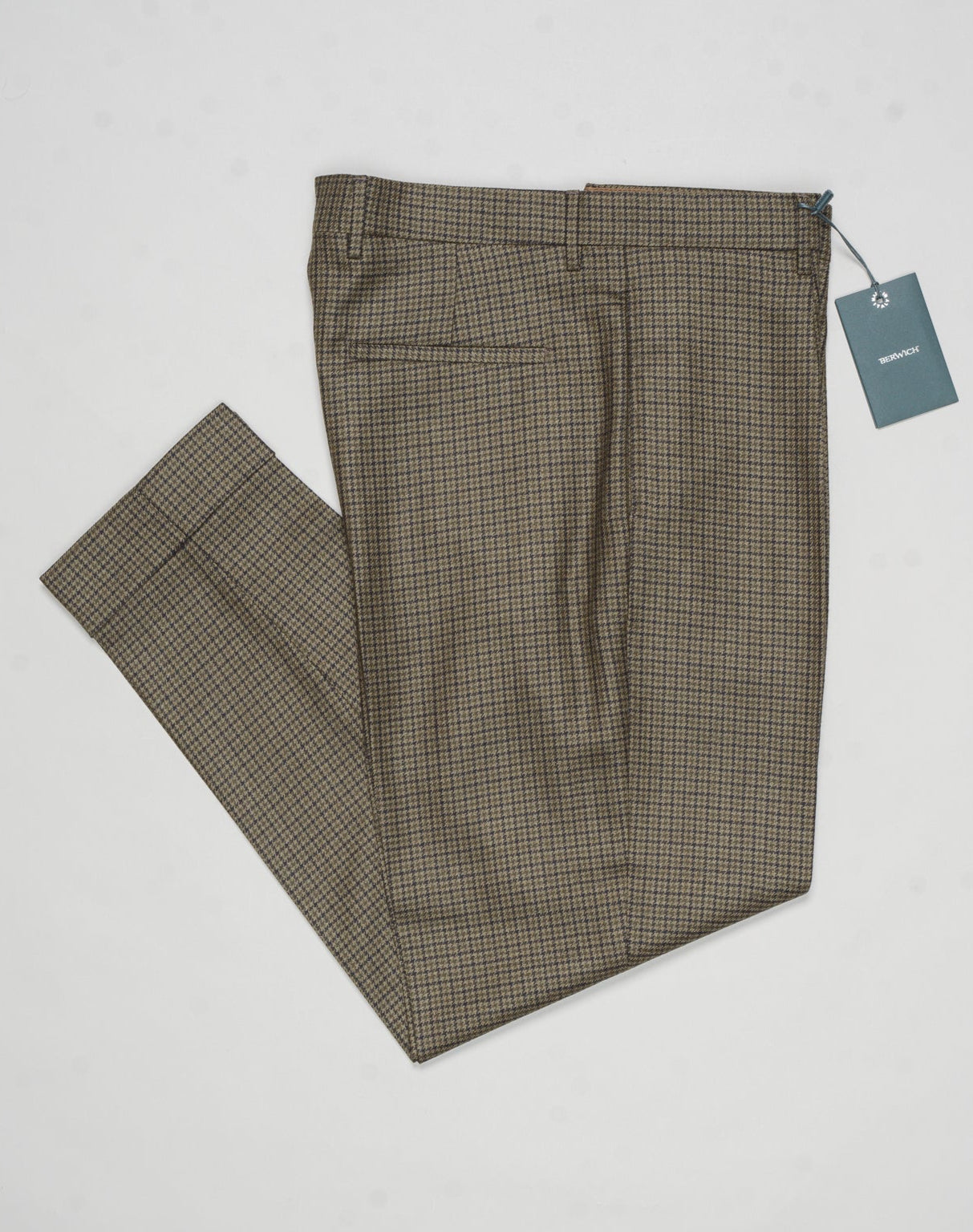 Model: Chiaia long
Single pleat
Front pockets: seam
Back pockets: welted
Hemming: 5cm turn ups
Article: ca2034
Color: Army
Composition: 100% Virgin wool natural stretch
Made in Martina Franca, Italy Berwich Puppytooth Trousers / Army
